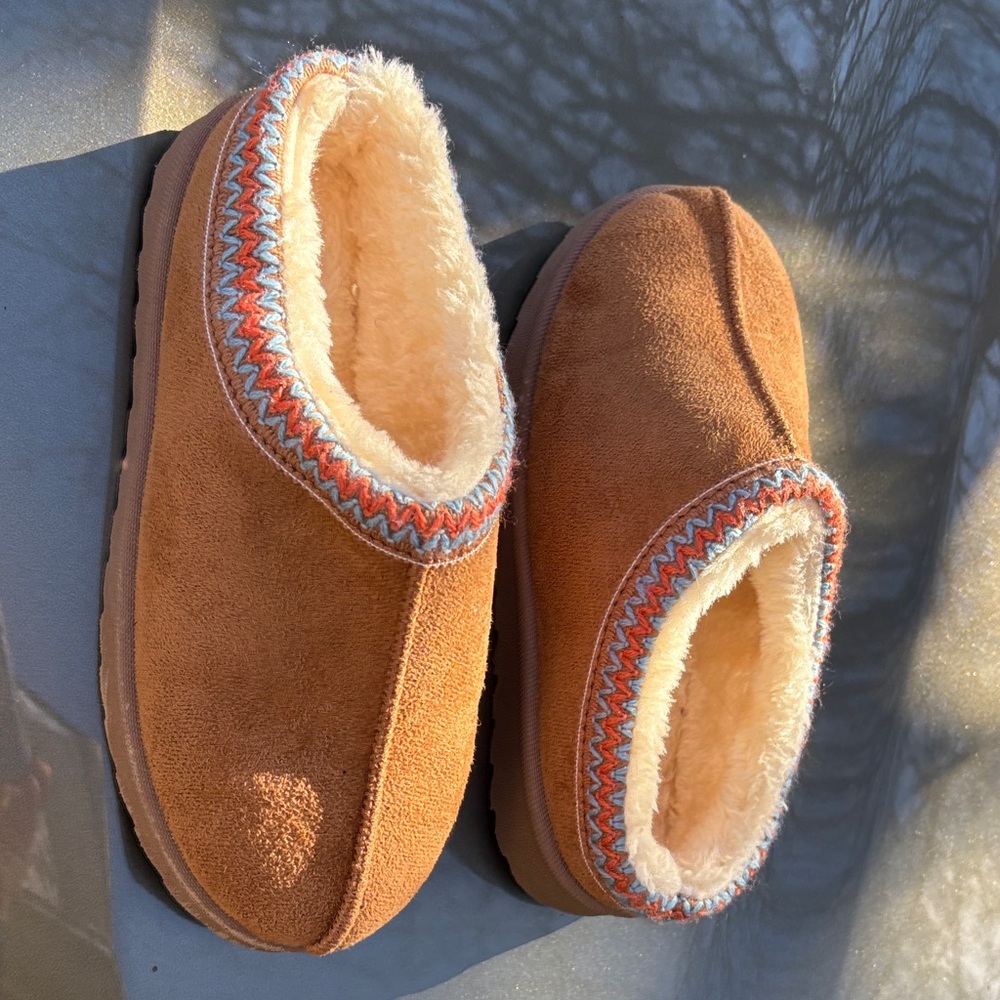 Slip on fuzzy size 2
never worn just tried on did not fit